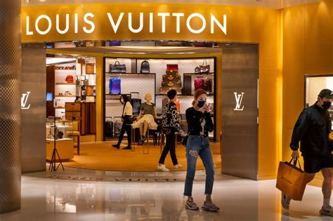 A Louis Vuitton tagadja, hogy hamisított táskát árulna.